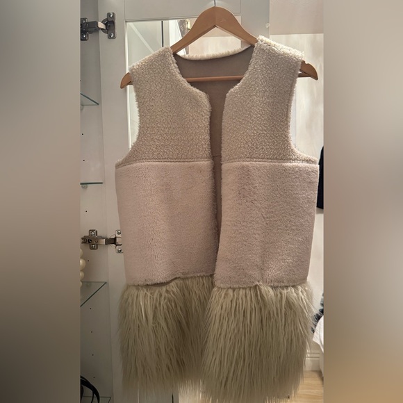 Guess Reversible Faux Fur Faux Suede Jillet/Vest - Picture 10 of 10